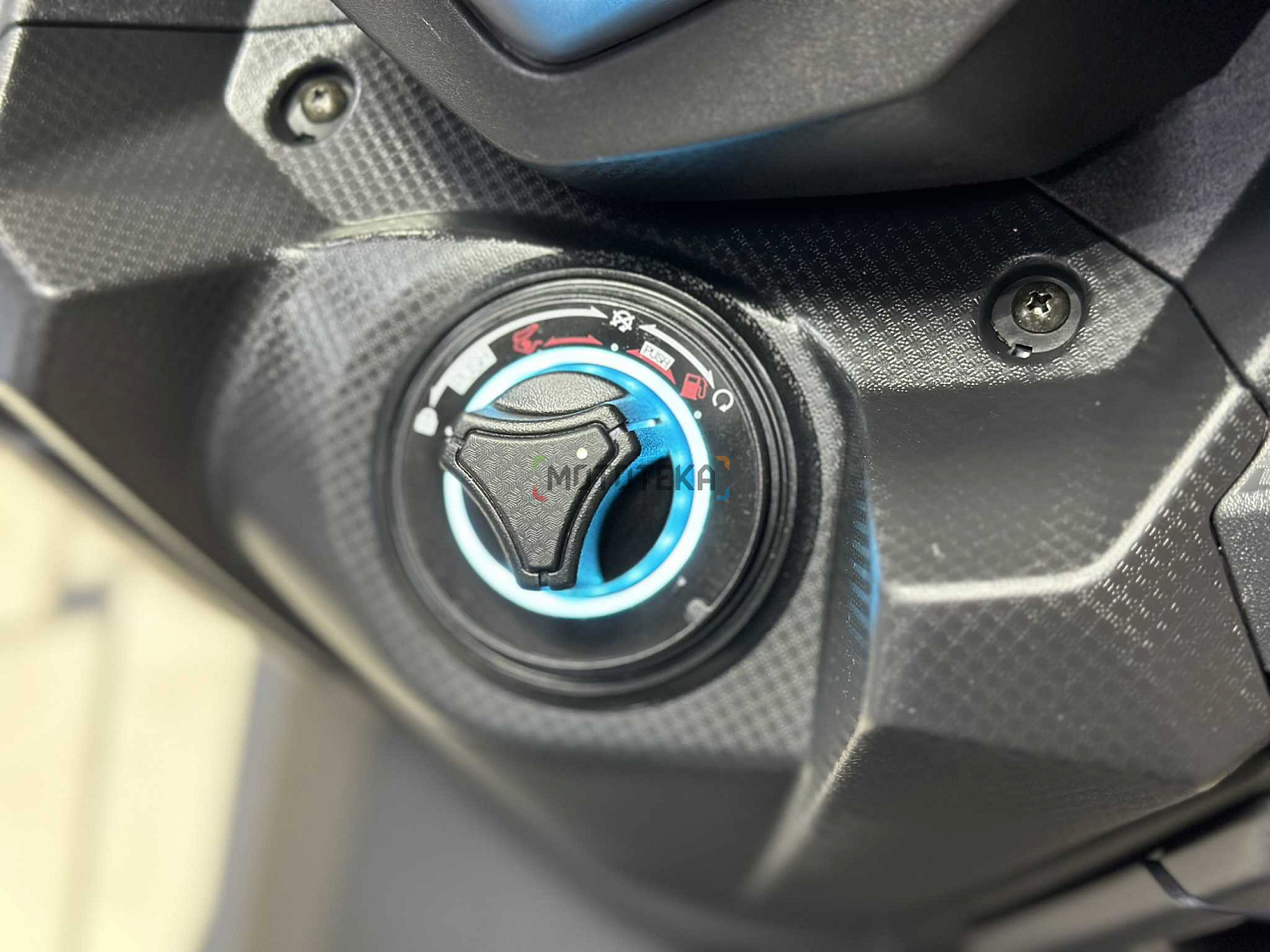 Максискутер SYM (Сим) CRUiSYM a 300 белый с ПТС