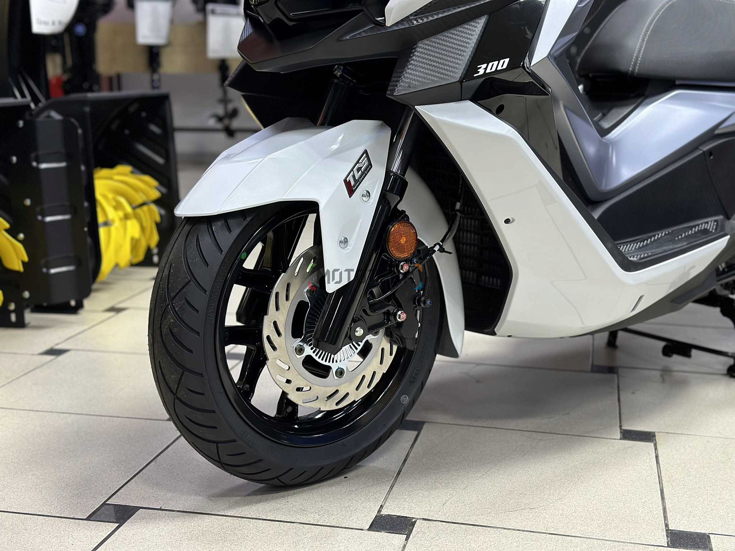 Максискутер SYM (Сим) CRUiSYM a 300 белый с ПТС