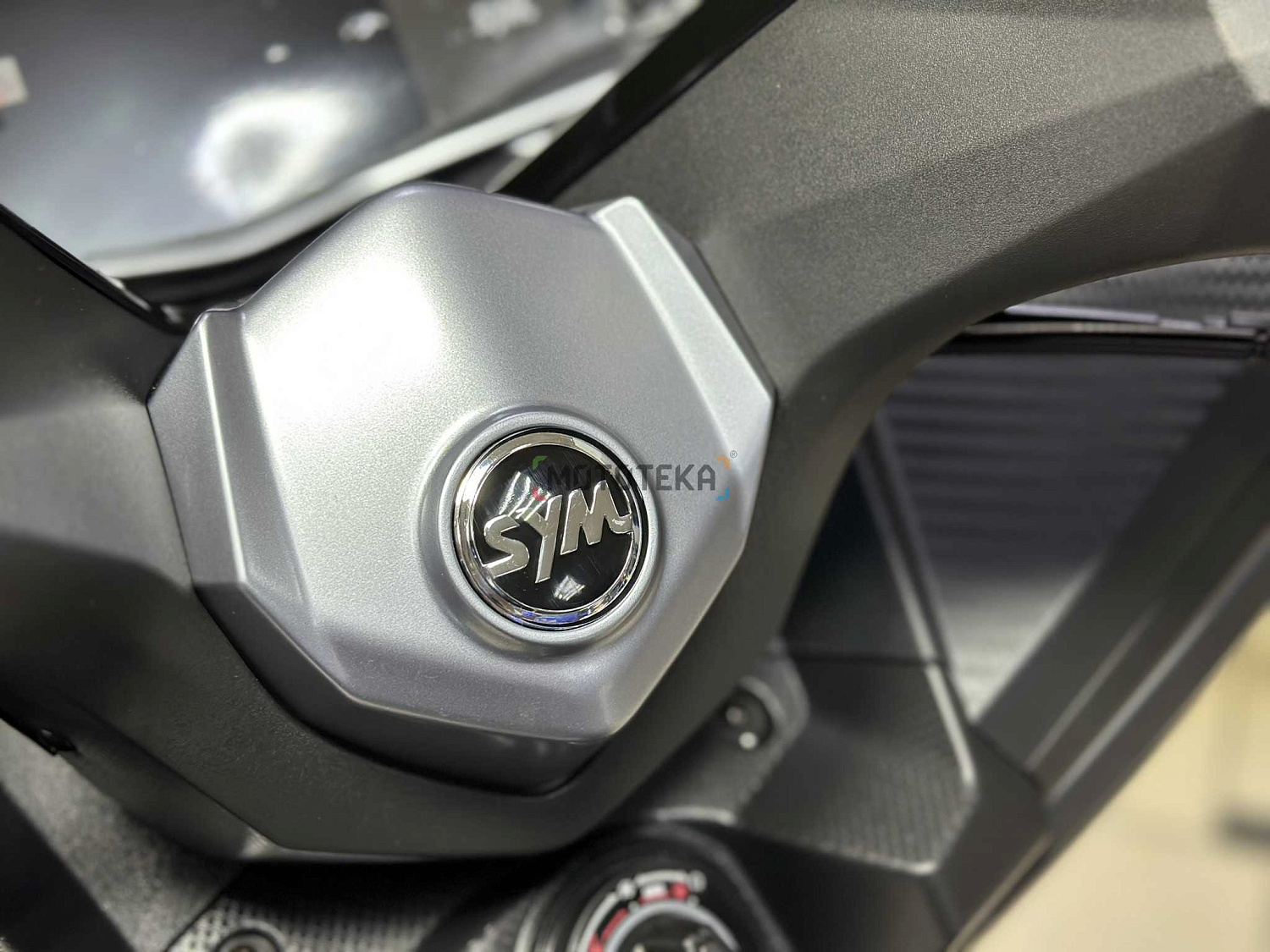 Максискутер SYM (Сим) CRUiSYM a 300 белый с ПТС